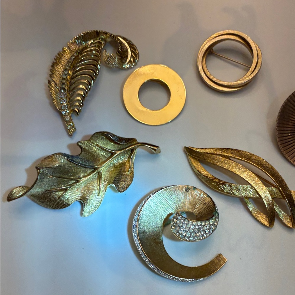 LOT OF 7 SEVEN VINTAGE BROOCHES TRIFARI MONET BSK GOLD and Bronze Brooch Set